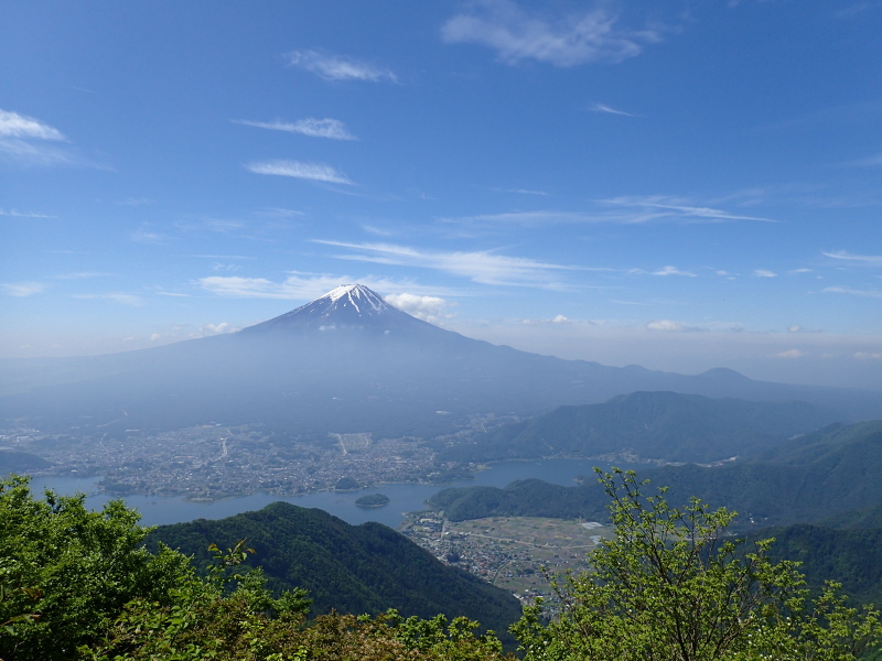 御坂山地 破風山〜新道峠の稜線より望む富士と河口湖 2016年5月