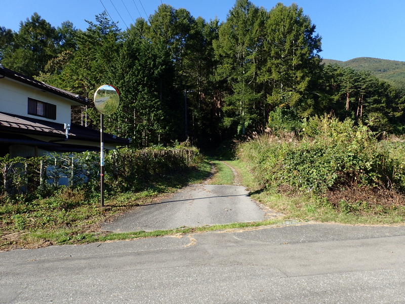 人里にさりげなく開かれている登山口 富士見 2015年10月