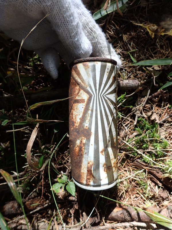 正面から見たコーヒー缶 思沢川ルート 2015年10月