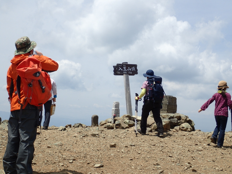 山頂はこの日も賑やかだった 八ヶ岳にかかる雲が恨めしい 入笠山 2016年5月