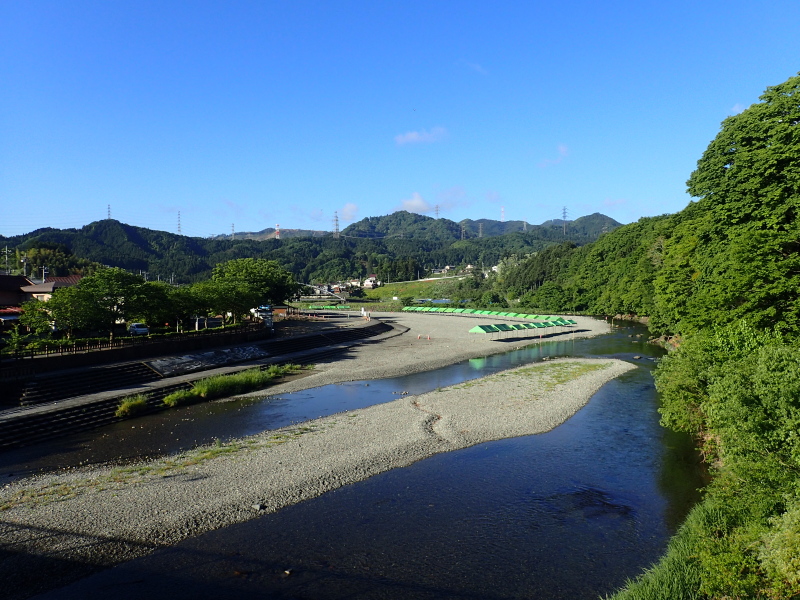 秋川橋より秋川渓谷上流を望む 用途不明の天幕は前回訪問時にもあった 武蔵五日市 2016年5月
