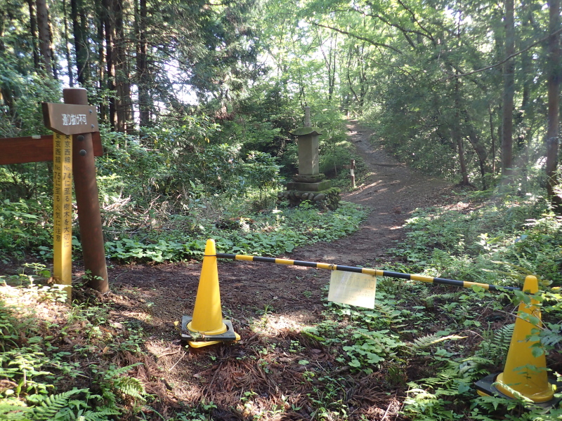 小峰公園遊歩道分岐 いやぁ「通り抜け不可」とは知らなかったなぁ(棒読み) 2016年5月
