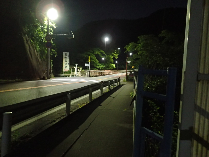 底沢バス停より歩いてきた道を眺める 美女谷温泉ってなんだろう 2016年5月