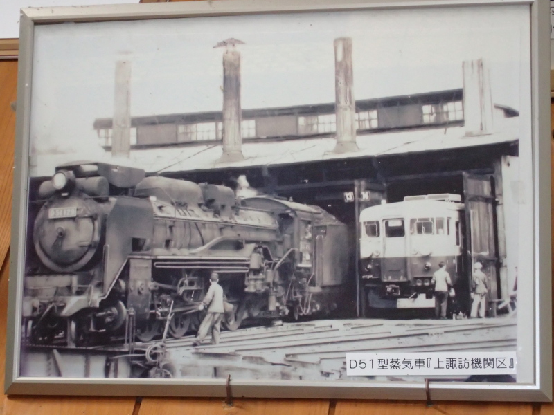 D51 よりもなぜか扇形機関庫にいる 165 系電車のほうがよっぽど気になる 富士見駅 2017年1月