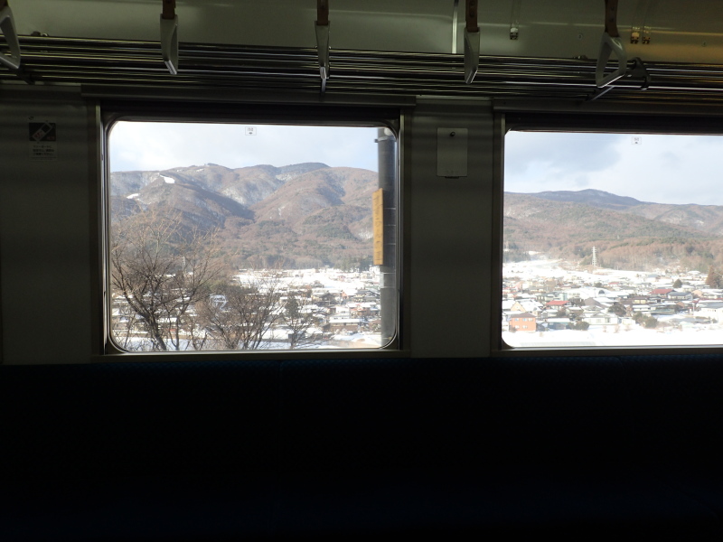 車窓より御射山地区を望む 左上の白い積雪部分は富士見パノラマのゲレンデ 富士見〜すずらんの里 2017年1月