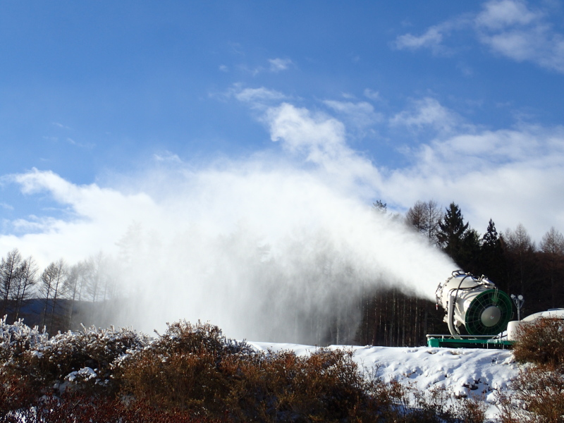 シーダーゲレンデ底 寒い時を逃すまいと降雪機もフル稼動 富士見パノラマスキー場 2016年12月